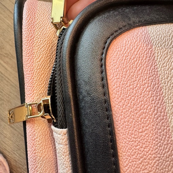 VICTORIAS SECRET CARY ON LUGGAGE - Picture 4 of 8